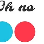 Napis Oh no nad dwoma kolorowymi kołami: niebieskim i czerwonym