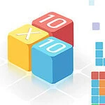 Trzy kolorowe, sześcienne klocki z numerem i literą 10 X 10 na białym tle obok układu mniejszych, kolorowych klocków