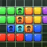 Kolorowe bloki na siatce, niektóre z symbolami czaszki, ułożone w prostokątny wzór