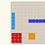 Plansza z siatką, na której umieszczono kolorowe bloki: czerwone, pomarańczowe, niebieskie i turkusowe