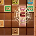 Drewniana plansza z kolorowymi, numerowanymi kafelkami, z wyróżnionym kafelkiem 2048 w centrum