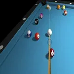 Widok stołu bilardowego z kijem bilardowym celującym w białą bilę otoczoną kolorowymi kulami
