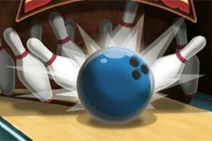 Niebieska kula do kręgli uderzająca w kręgle na torze