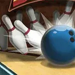 Niebieska kula do kręgli uderzająca w kręgle na torze