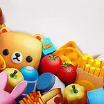 Kolorowe figurki zabawek przedstawiające jedzenie i zwierzęta, w tym misie, króliki, kaczki, pizzę i frytki, na białym tle