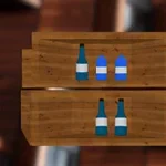 Butelki wody i napojów ustawione na dwóch drewnianych półkach na tle drewnianej konstrukcji