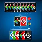 Kolorowe karty do gry ułożone w półokręgu na niebieskim tle z widocznymi symbolami i numerami