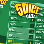 Zielone tło z dwoma kostkami do gry, logo 5 Dice Duel i tabelą z wynikami
