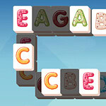 Kafelki z literami E, A, G, A, B, C na niebieskim tle