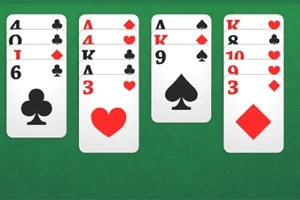 Cztery kolumny pionowych kart do gry na zielonym tle, z widocznymi różnymi kolorami i znakami karcianymi