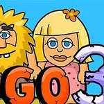 Postacie kreskówkowe z jaskiniowcem i blondynką stojące za dużymi literami GO 3 na tle nieba