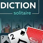 Napis Addiction Solitaire na tle kart do gry, w tym odkryte karty i czerwony rewers
