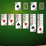 Graficzny układ kart w pasjansa na zielonym tle z ikoną domu w lewym górnym rogu