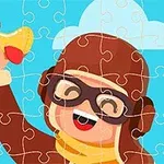 Dziecko w stroju pilota z brązowym hełmem i goglami trzyma wzniesiony w ręce zabawkowy samolot na tle błękitnego nieba z chmurami, przedstawione jako element układanki