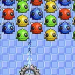 Kolorowe kuliste stwory o oczach wypełniają górną część ekranu, podczas gdy z dolnej części wystrzeliwany jest pocisk