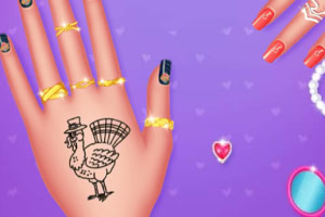 Dwie dłonie z kolorowymi pierścionkami i paznokciami, z wzorem indyka na jednej z rąk, na fioletowym tle