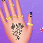 Dwie dłonie z kolorowymi pierścionkami i paznokciami, z wzorem indyka na jednej z rąk, na fioletowym tle