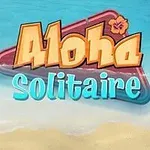 Napis Aloha Solitaire na tle plaży i morza z rozrzuconymi kartami do gry