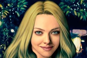 Blondynka z uśmiechem na tle zielonych liści i świateł