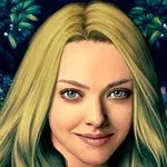 Blondynka z uśmiechem na tle zielonych liści i świateł