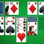 Zielone tło z rozłożonymi kartami pasjansa, w tym różne kolory i figury kart