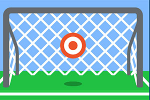 Bramka piłkarska z siatką i czerwonym celem pośrodku na tle niebieskiego nieba i zielonego boiska