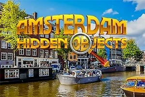 Napis Amsterdam Hidden Objects nad kanałem w Amsterdamie z łodziami, otoczonymi kamienicami i drzewami