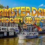 Napis Amsterdam Hidden Objects nad kanałem w Amsterdamie z łodziami, otoczonymi kamienicami i drzewami