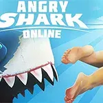 Rekin z szeroko otwartymi ustami i nogi człowieka w wodzie na tle błękitnego oceanu