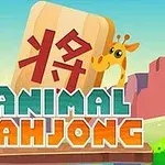 Żyrafa wyglądająca zza dużej płytki z chińskim symbolem na tle kolorowych wzgórz i napisu Animal Mahjong