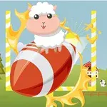 Owca siedząca na futbolowej piłce lecącej przez bramkę, z tłem przedstawiającym wiejski krajobraz z drzewami, chmurami i zwierzętami