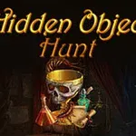 Czaszka ze złotą koroną otoczona zwojami, fiolkami i tekstem Hidden Object Hunt