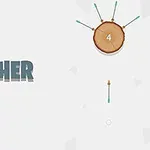 Napis ARCHER obok tarczy z wbitymi strzałami i numerem cztery na jasnym tle