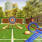 Tor z tarczą strzelniczą ustawiony w miejskiej przestrzeni zielonej z widocznymi wieżowcami w tle