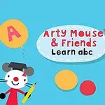Postacie myszki i psa trzymające balony z literami A i B na niebieskim tle z napisem Arty Mouse & Friends Learn abc