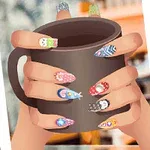 Dłoń trzymająca kubek z kolorowo ozdobionymi paznokciami