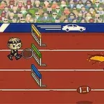 Postać z rakietą tenisową biegnie po torze przeszkodowym z płotkami, dziurą i piłką futbolową na tle pełnych trybun