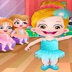 Dzieci w strojach baletowych ćwiczą w kolorowej sali tanecznej