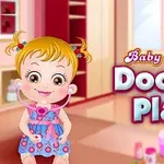 Dziewczynka z blond włosami i stetoskopem w pokojowym otoczeniu z kolorowym napisem Baby Hazel Doctor Play
