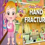 Dziewczynka z opatrunkiem na ręce, tło z kolorowymi grafikami i napisem „HAND FRACTURE”