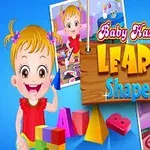 Dziewczynka z blond włosami bawi się klockami, w tle kolorowe litery i kształty oraz drewniana tabliczka z napisem