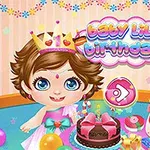 Dziewczynka z koroną świętująca urodziny z tortem, balonami i prezentami na kolorowym tle