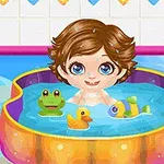 Dziecko z brązowymi włosami bawi się w baseniku z zabawkami w kształcie żaby, kaczki i rybki