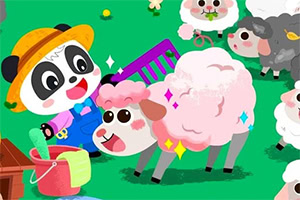 Panda w słomkowym kapeluszu szczotkuje różową owcę otoczoną innymi owcami na zielonej łące