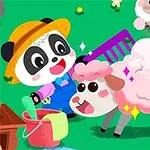 Panda w słomkowym kapeluszu szczotkuje różową owcę otoczoną innymi owcami na zielonej łące