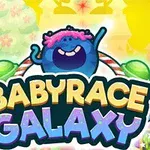 Kolorowa ilustracja z uśmiechniętym niebieskim stworem na tle tęczy i cukierków z dużym napisem Babyrace Galaxy
