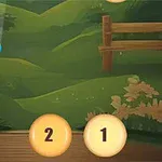 Niebieska kulka spada na ponumerowane żółte krążki w zielonym, pagórkowatym krajobrazie z drewnianym płotkiem z boku