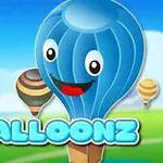 Uśmiechnięty niebieski balon na ogrzane powietrze z twarzą na tle trzech kolorowych balonów, błękitnego nieba i zielonych wzgórz