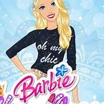 Blondynka w czarnym swetrze z napisem oh my chic na tle niebieskich bąbelków z kolorowym napisem Barbie