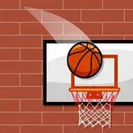 Piłka do koszykówki wpadająca do kosza na tle ceglastej ściany